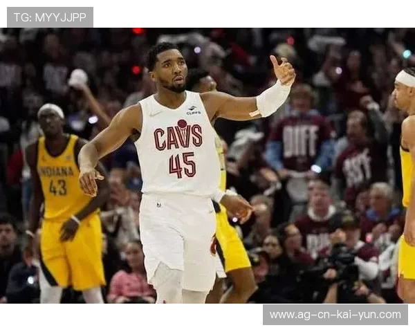 米切尔无视对抗命中关键一球,骑士稳住心态